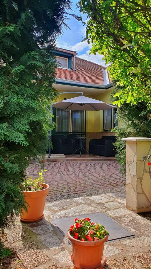 Gardenia Apartman Esztergom Buitenkant foto