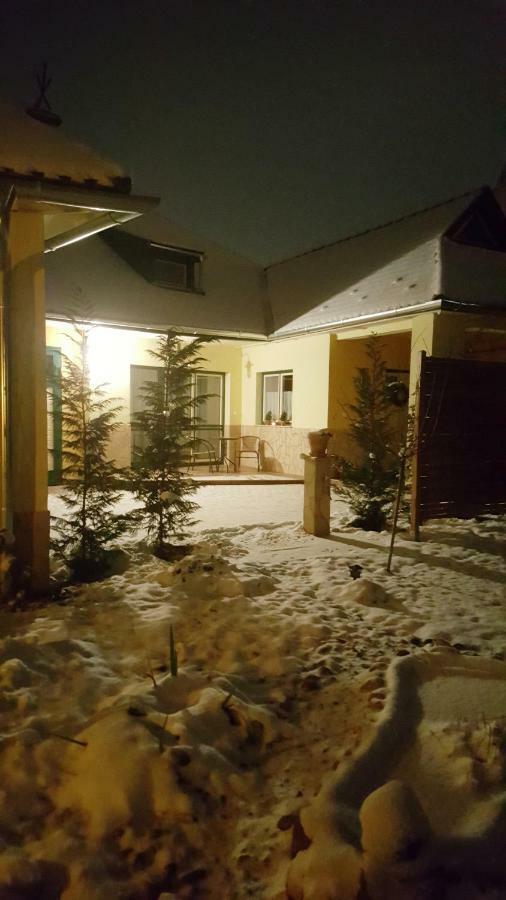 Gardenia Apartman Esztergom Buitenkant foto